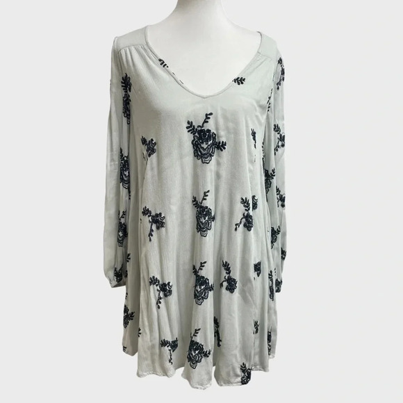 Free People Long Sleeve Austin Tunic Dress. Size
Medium. Grey green blue floral - Picture 4 of 14